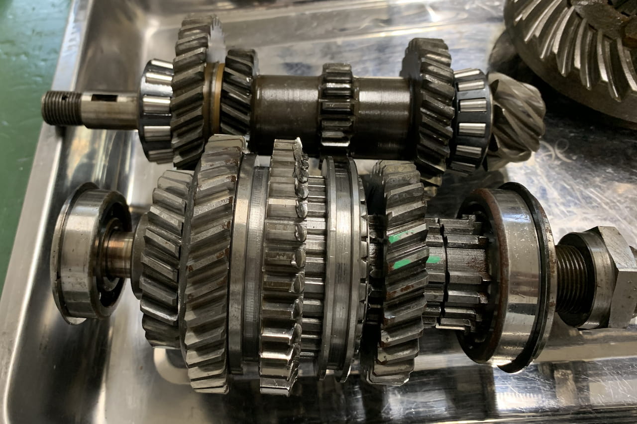 職人が手作業でつくったと思われるギア（レストア時の撮影）