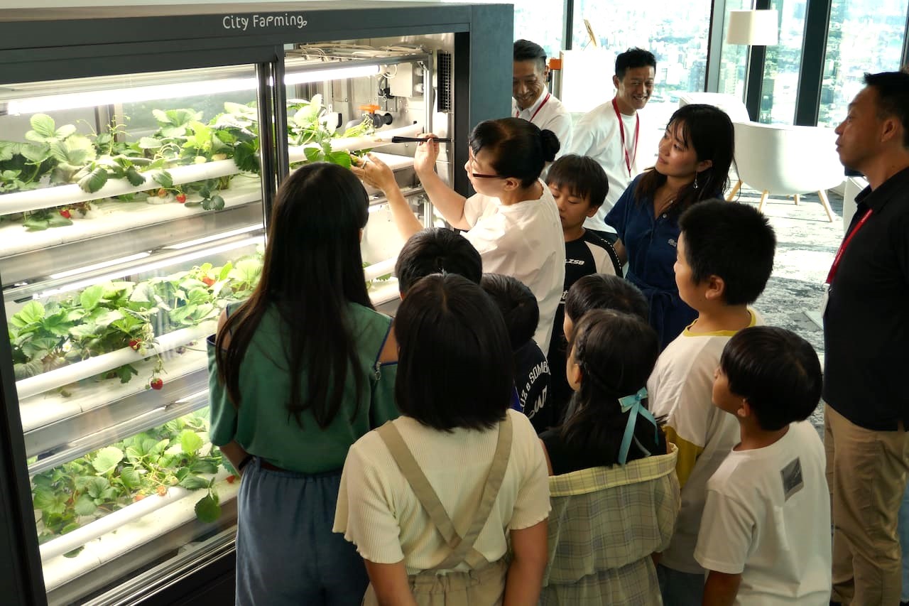 ファミリーイベントの様子。子どもたちはいちごの栽培に興味津々