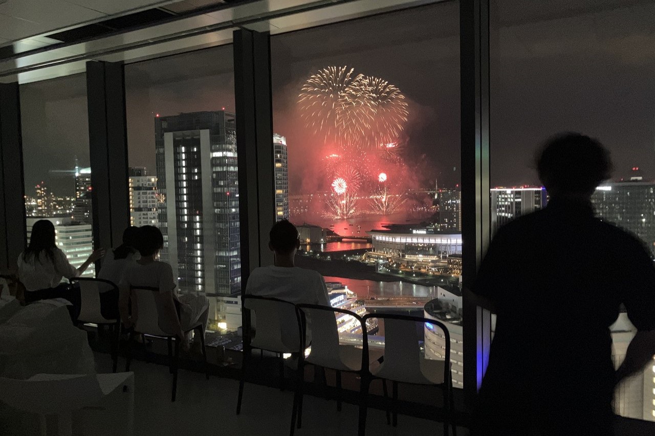 オフィスからの特等席で見る花火大会の様子