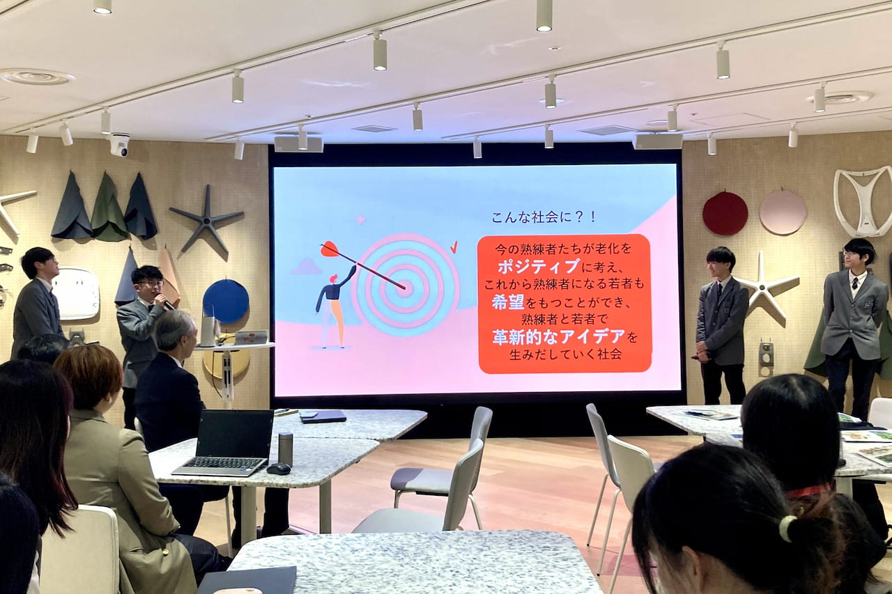 先輩社員を前に、堂々とプレゼンテーションを行う「キムチ鍋チーム」の皆さん