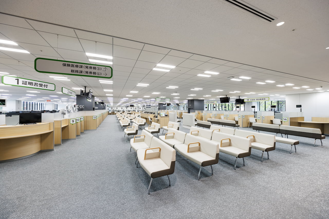 中野区新庁舎のロビーラウンジ