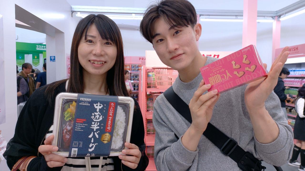 浦さん（写真右）。キモチキオスクでは、お母さまと気持ちを交換！