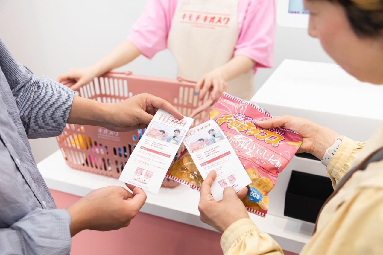 記念写真付きのレシートをお土産に！※写真：Keisuke Oana (Smiles:)