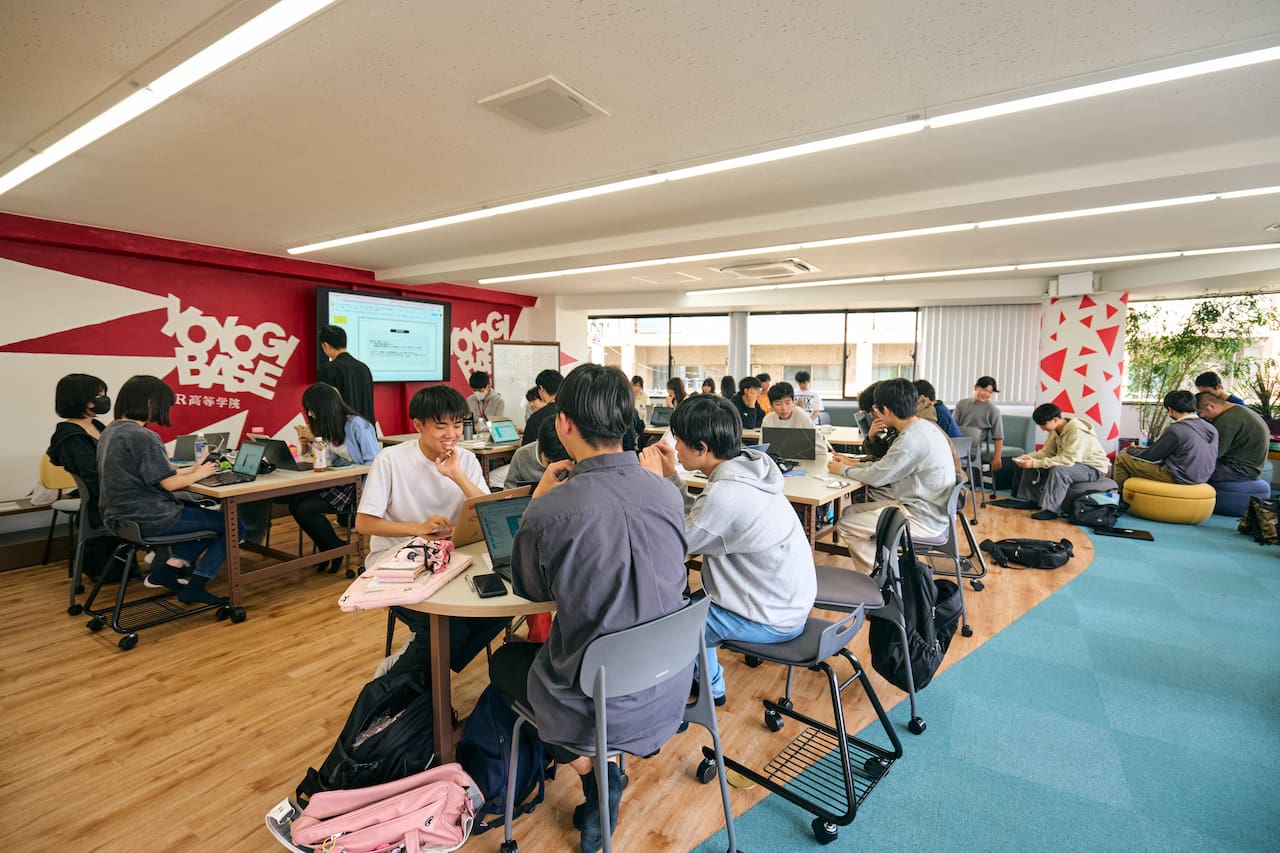 床の色がHR高等学院の「赤」を引き立てる