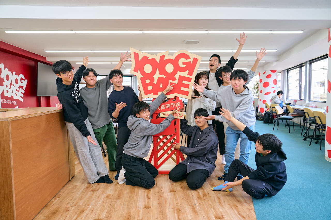 取材後にコーチや学生たちと記念撮影