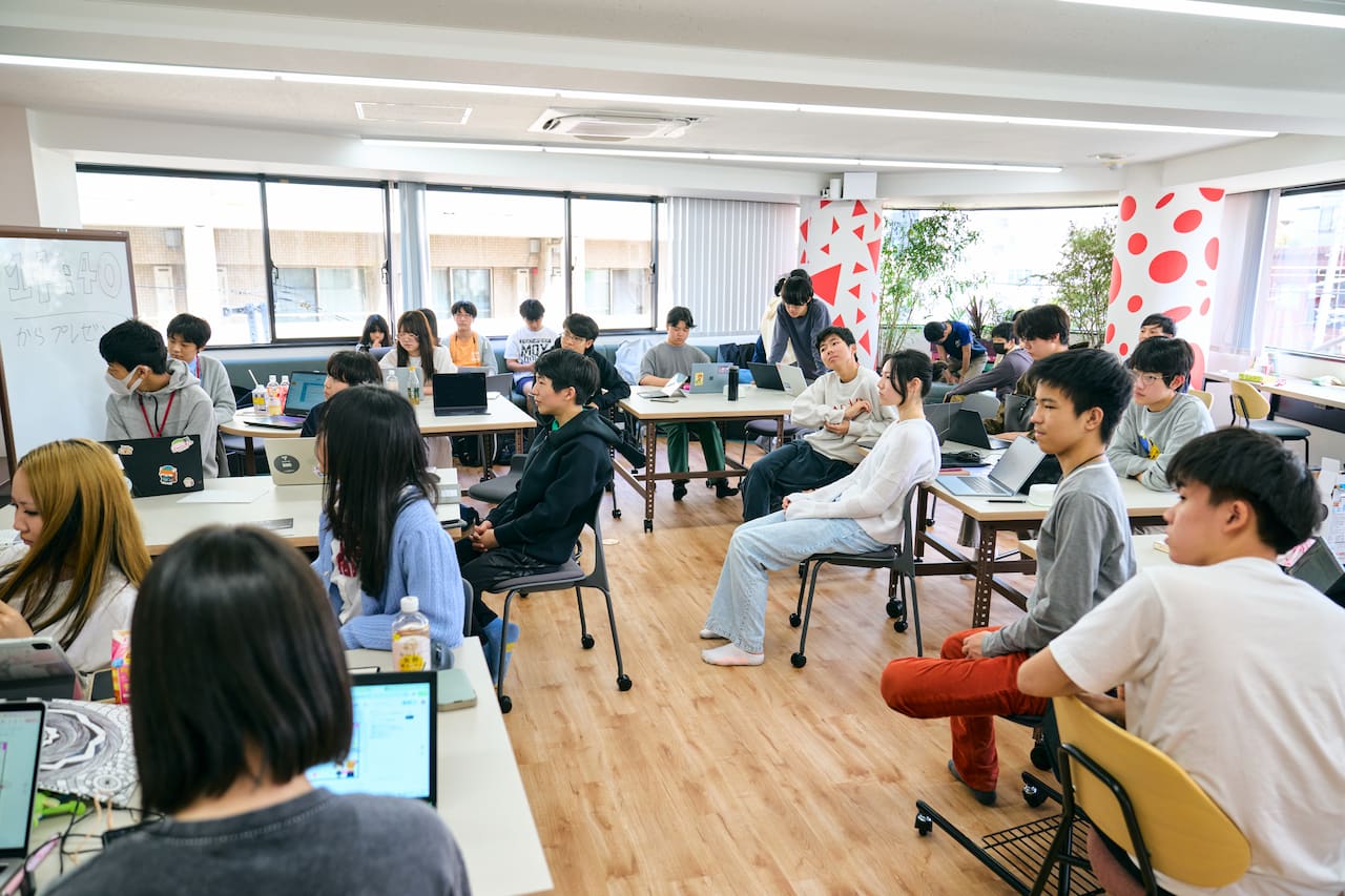 YOYOGI BASEでは、授業の内容に応じてデスクやイスの配置を変更する