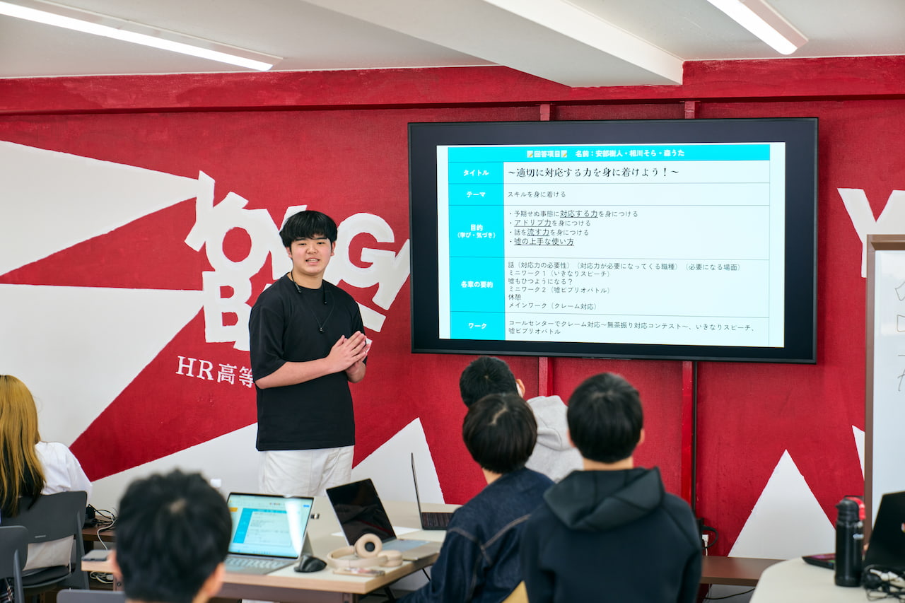 黒板がわりの大型モニターの設置も学生の使い勝手を考えてのこと
