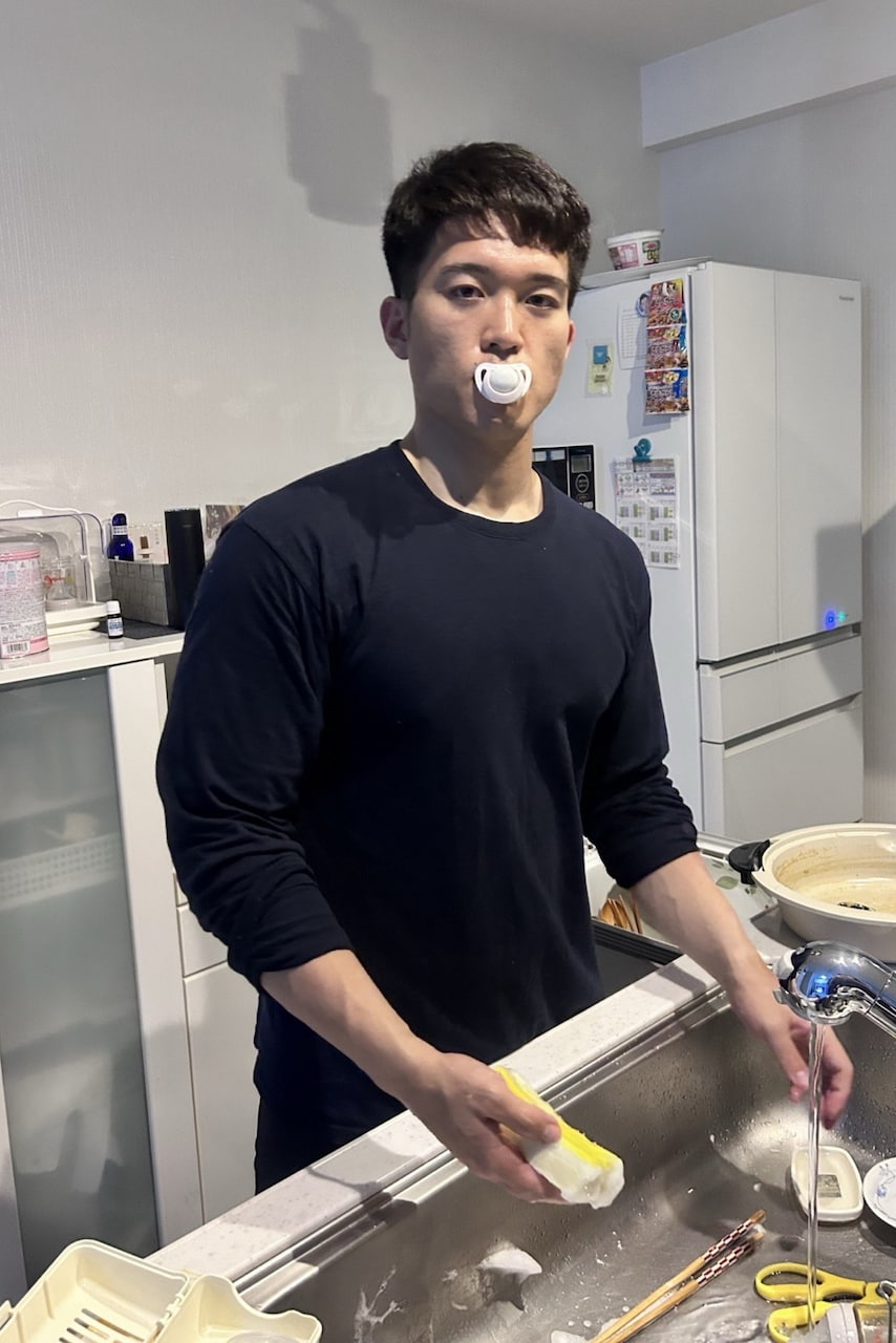 食器洗い中の１コマ