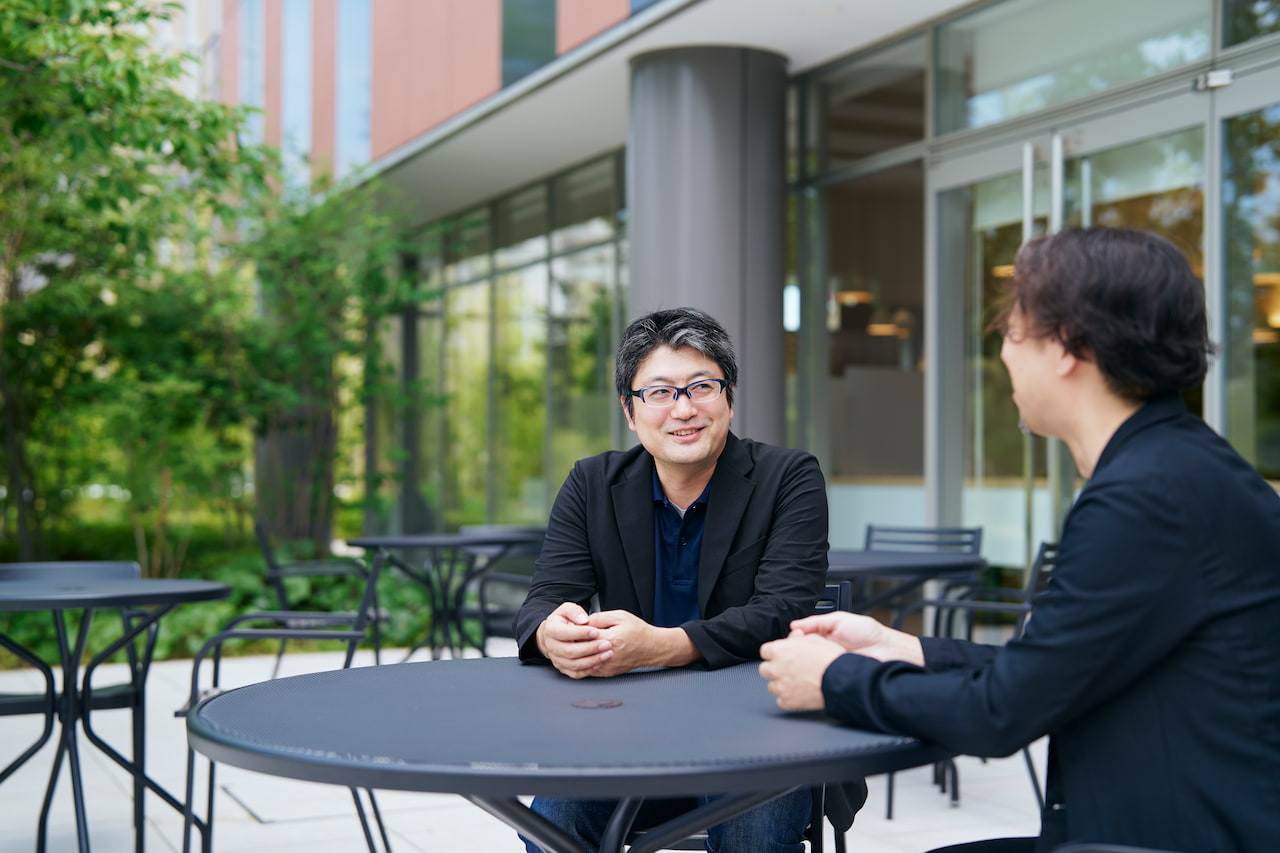 休日に喫茶店で数時間、話し込むこともあるという2人。話題は尽きない