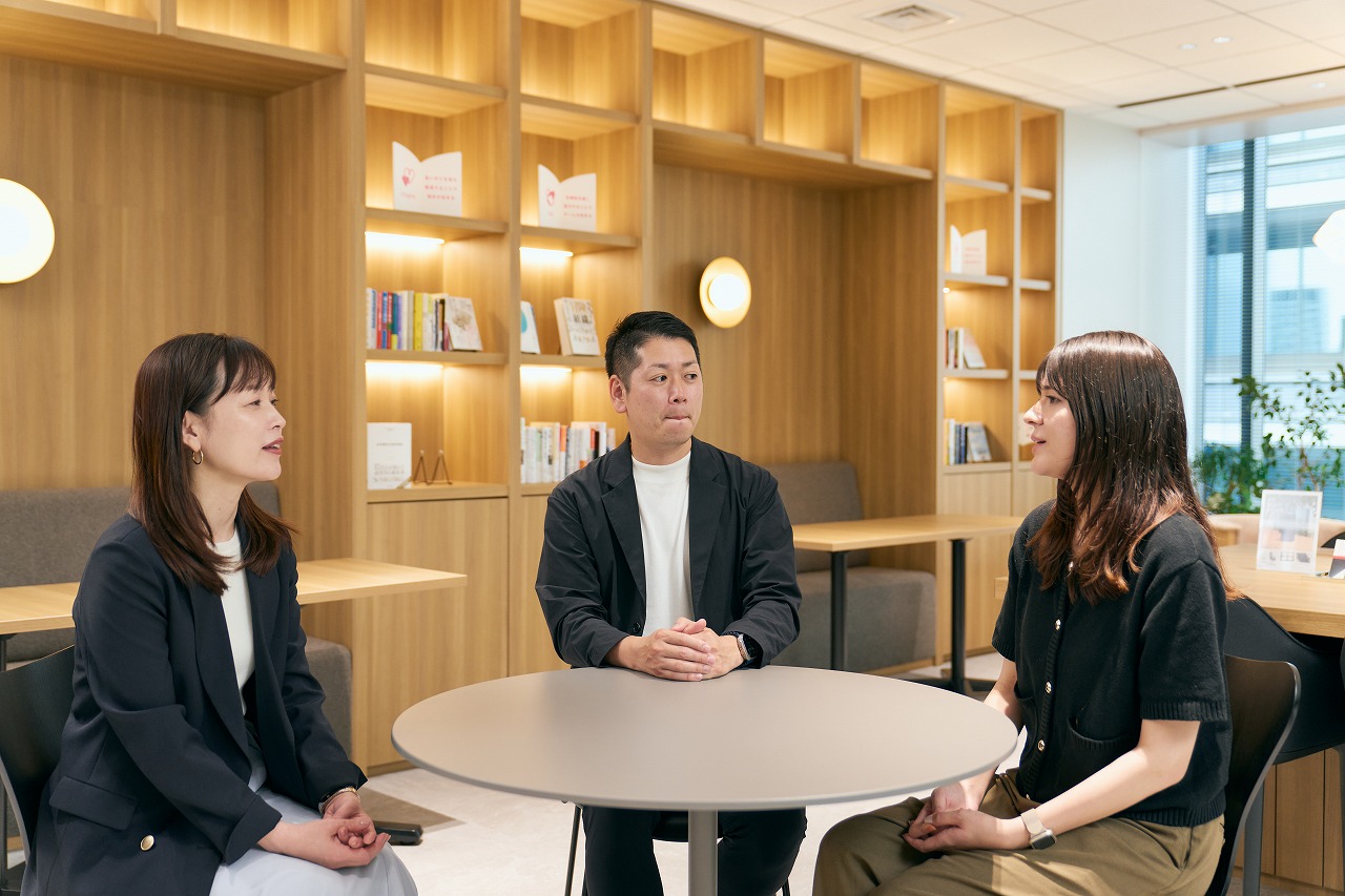 取材する井熊が「はたらき方のトレンド」の「成長」について質問される場面も