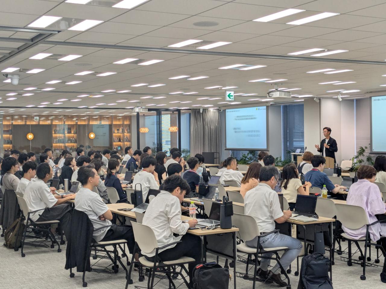 開校講座にはCROSSGATEとオンラインで300名を超える従業員が参加