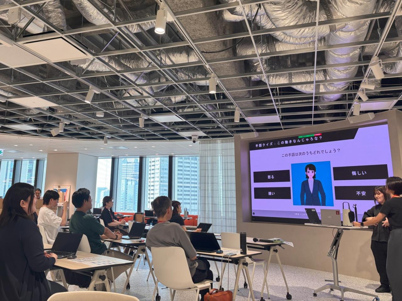 参加者も講師に教わりながら実践