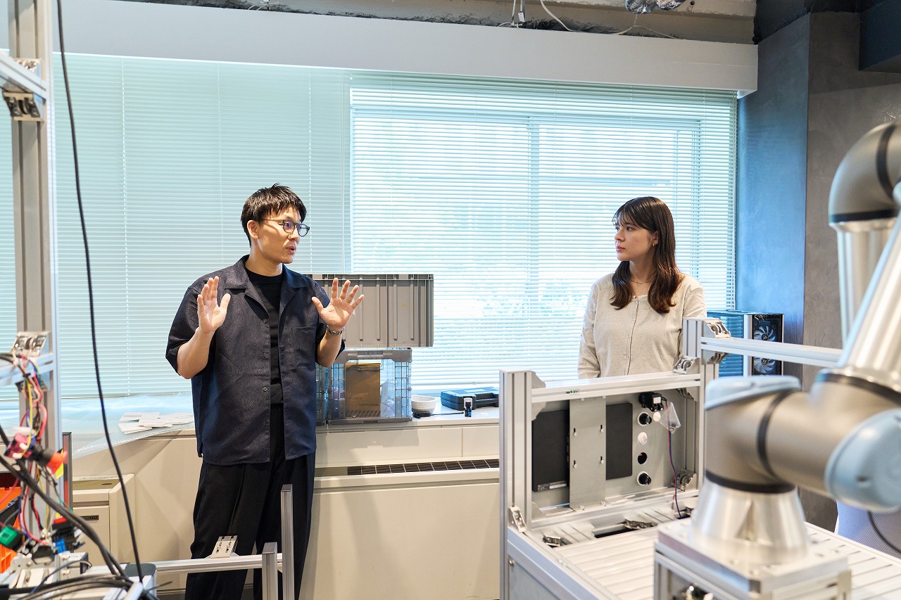 PROGRESS ONEを前に、その仕組みを説明