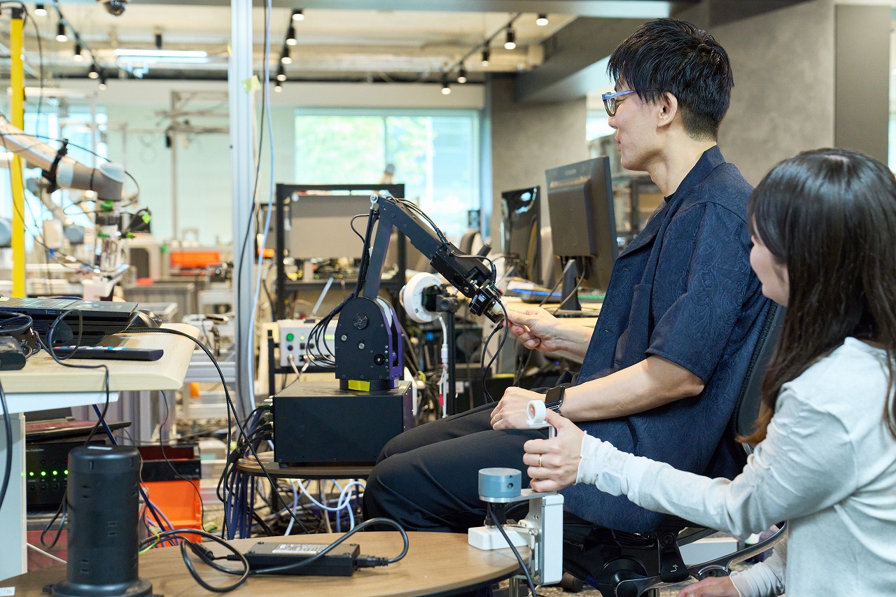 渡邉と一緒に井熊が操作