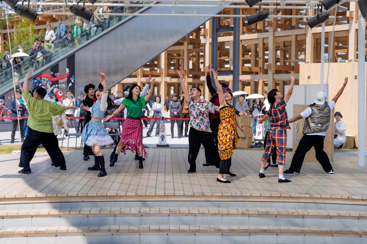 オカムラ従業員が演じた「12人のとびだす会社員」