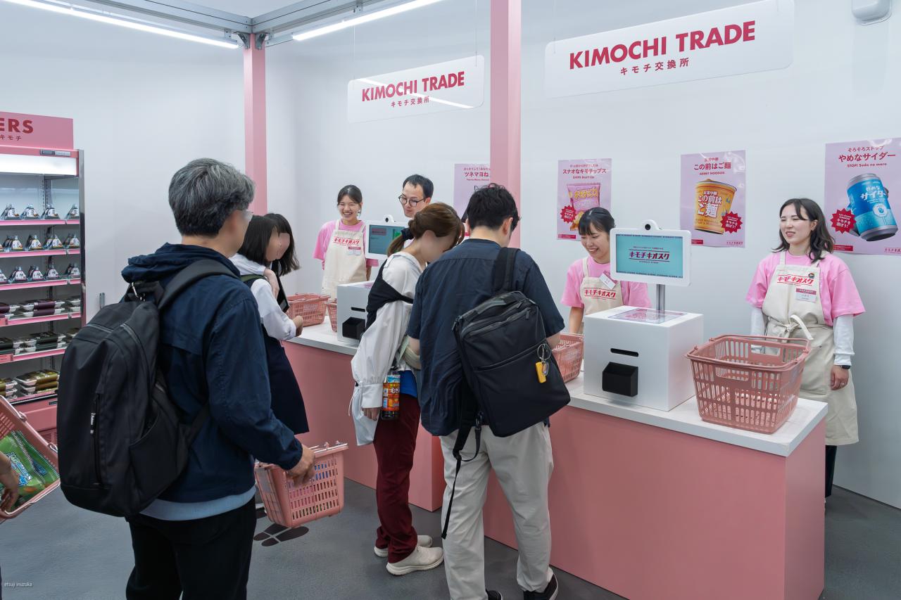 「キモチキオスク」参加者は、レジでお互いの気持ちを交換