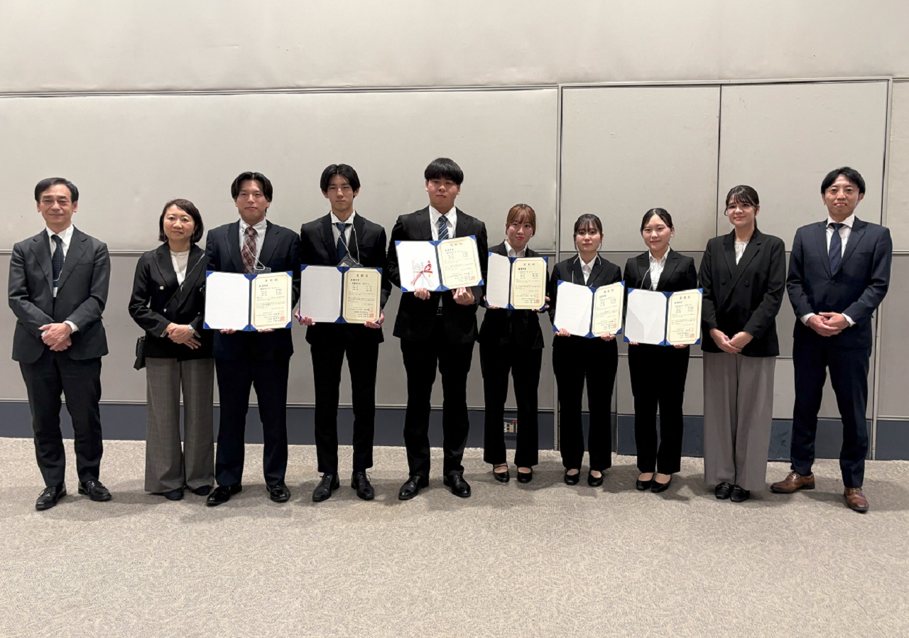 表彰式の会場にて。オカムラの最優秀賞を受賞したチームとオカムラの担当者