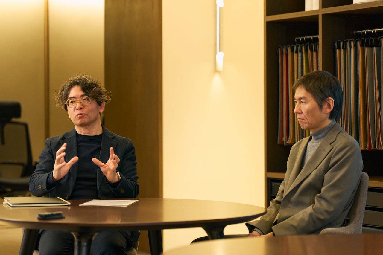 二人は、オカムラチェアマスターがオカムラの信用につながることを期待していると話す