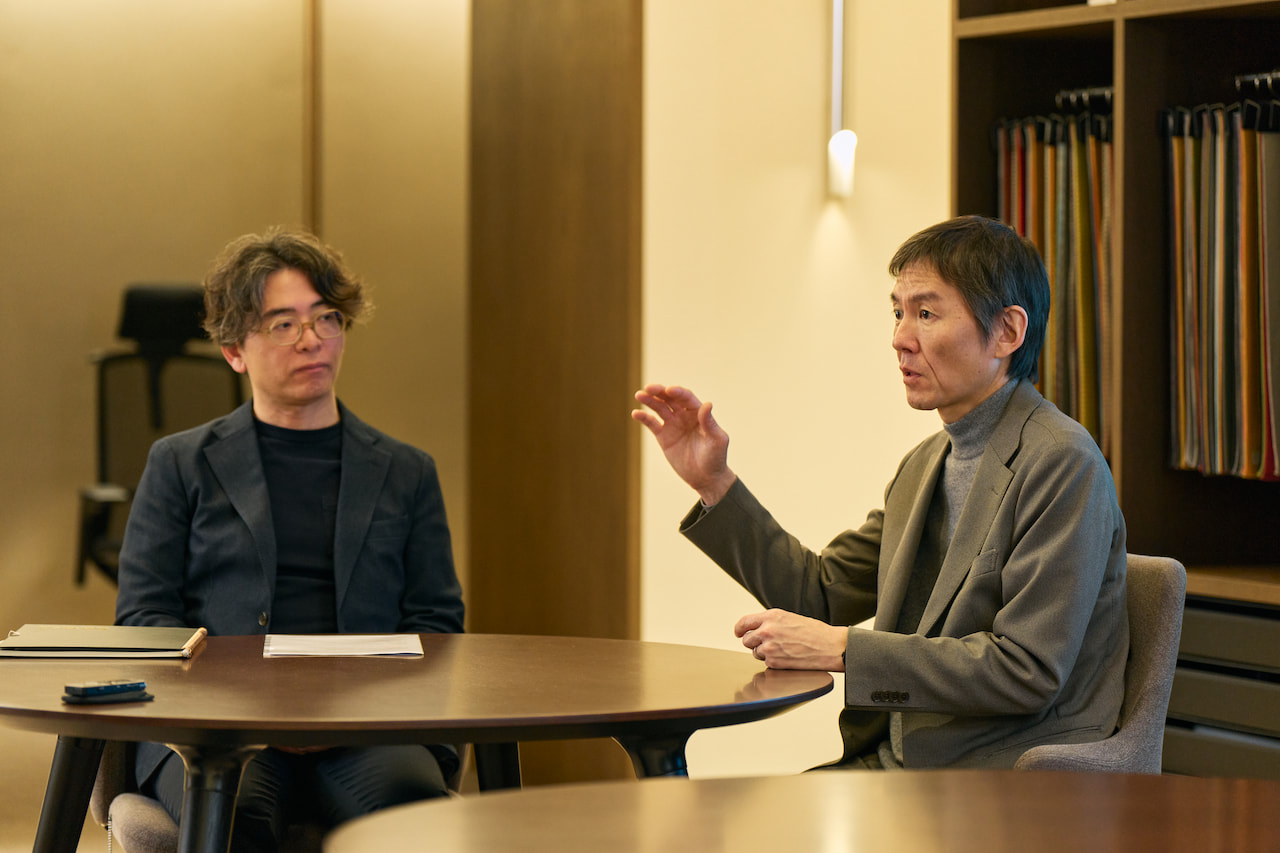 二人は、製品開発と設計、それぞれの領域で「イスのエキスパート」