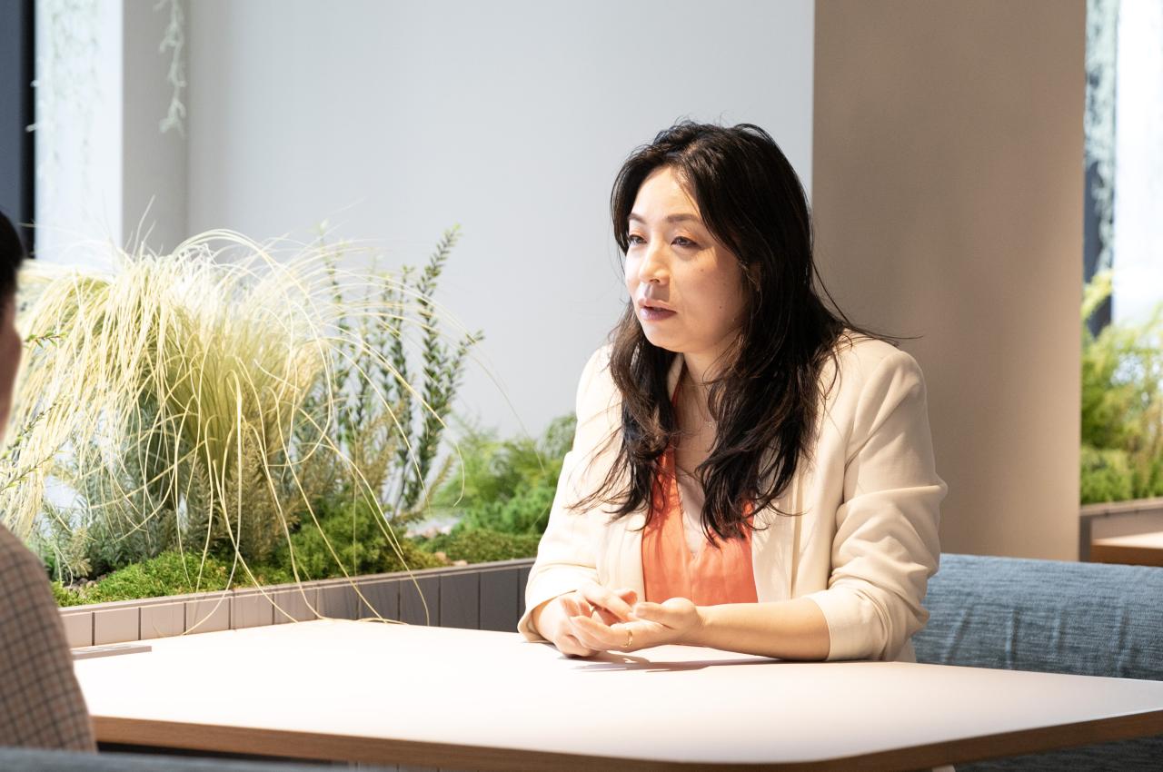 「オカムラと言えばイスというのはシンガポールでも浸透していて、フリーアドレスだけれどオカムラのイスだけ移動させて取り合いみたいになるケースもあるようです（笑）」（酒井）