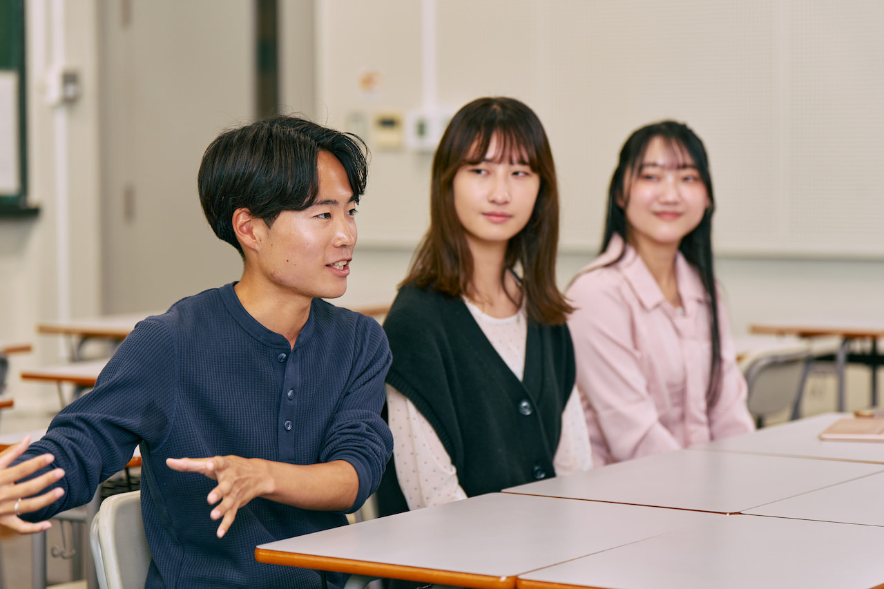 「選んだ理由と同じく、イスとの写真撮影も人によってポーズがさまざま」（木島さん）