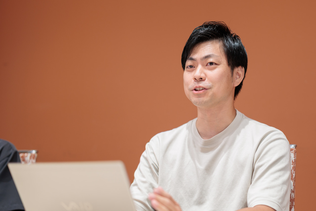 「育児休職中は会社のパソコンと携帯電話を返却し、半年間は基本的に仕事から離れて過ごした」（山田）
