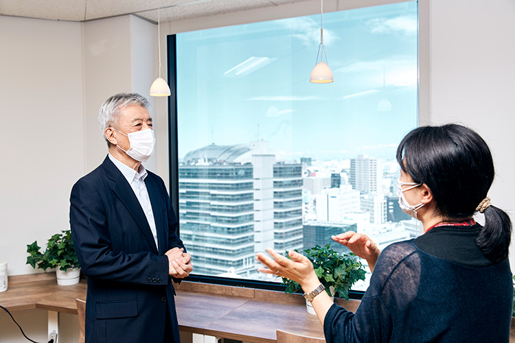 本社に新設されたカフェスペースにて。窓から見える横浜の景色も、オカムラ同様、時代とともに変わっている