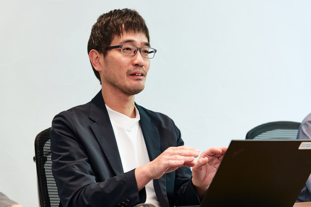 「修正箇所は、原寸大にラインを手描きで。それをトレースします。割とアナログな作業」（井澤）