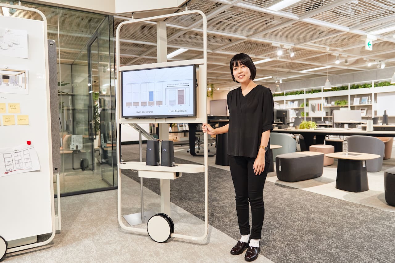自身が担当した建材製品「Lives Slide Panel※6」とともに。プロダクトデザイン部の廣瀬りほ