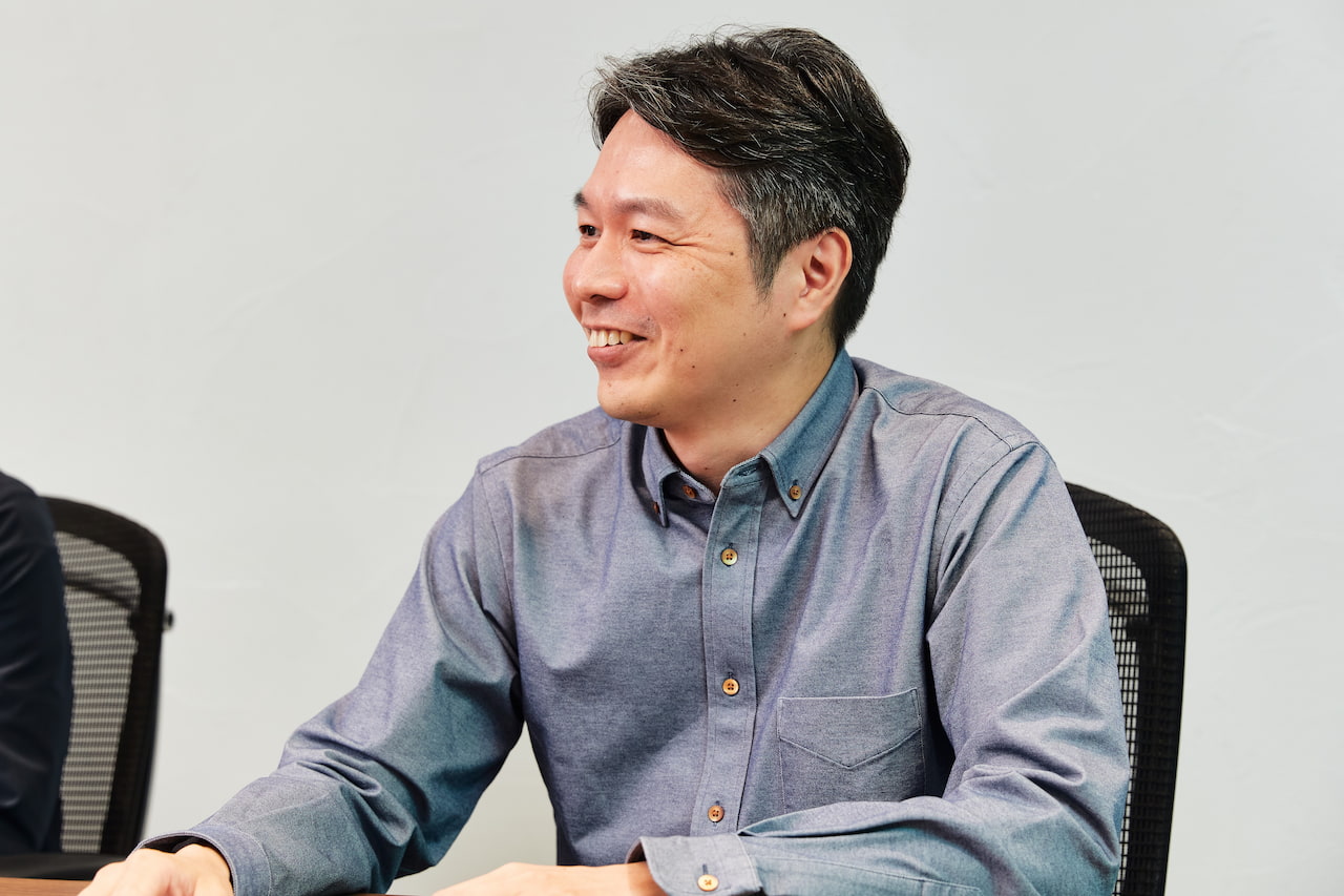 「斜めの天板をもつSOLISTEは、会話しやすいレイアウトも可能。デザインの小さな積み重ねが価値になっていく」（山本）