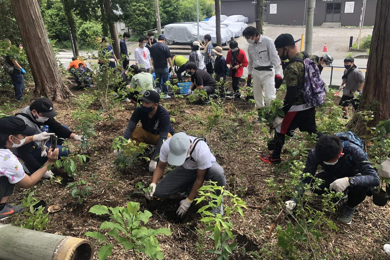 労働組合と共同で実施したビオトープ植樹祭